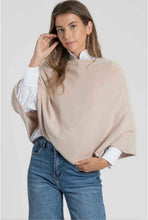 Cargar imagen en el visor de la galería, Poncho África
