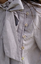 Cargar imagen en el visor de la galería, Blusa Boneta
